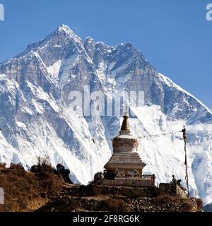 Stupa près de Namche Bazar et du Mont Lhotse face sud de roche - chemin vers le camp de base Everest - Népal Banque D'Images