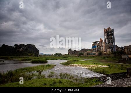 Ferme de canards près de la réserve naturelle Van long, Tam COC, Ninh Binh au Vietnam. Paysage rural photo frmo le bateau pris dans le sud-est de l'Asie. Banque D'Images