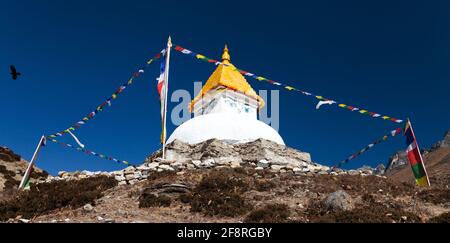 Stupa près du village de Dingboche avec drapeaux de prière - chemin à Camp de base du mont Everest - vallée de Khumbu - Népal Banque D'Images