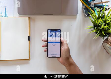 CHIANG MAI, THAÏLANDE - APR 15, 2021 : application Facebook sur les médias sociaux à l'ouverture de session, inscrivez-vous page d'inscription sur l'écran de l'application mobile sur iPhone X dans la main de la personne Banque D'Images