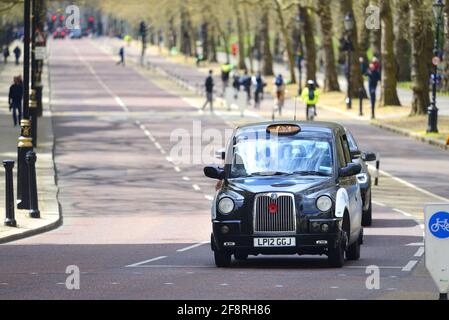 Londres, Angleterre, Royaume-Uni. Taxi et cyclistes à Birdcage marchez près du parc St James's Banque D'Images