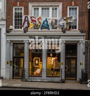 Un panneau Assange est suspendu au-dessus du magasin Vivienne Westwood à Mayfair, Londres, pour soutenir Julian Assange. Banque D'Images