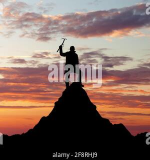 Silhouette du soir - vue de l'homme sur les montagnes avec glace hache en main sur la silhouette du mont ama dablam Banque D'Images