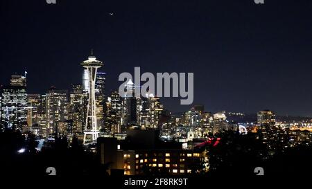 Scène nocturne de Seattle à Washington, États-Unis, avec Space Needle Tower et d'autres bâtiments illuminent. Banque D'Images