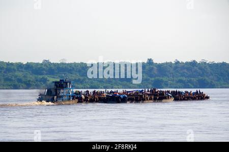 Aller à Kinshasa! Barge de cargaison, avec quelques passagers farcis entre les deux, en descendant le fleuve Congo de Kisangani, République démocratique du Congo. Banque D'Images