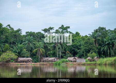 Familles congolaises vivant ensemble, fleuve Congo, République démocratique du Congo Banque D'Images