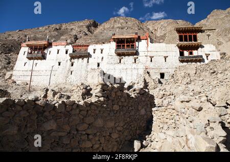 Ruines du palais royal dans le village du Tigre ou du Tiggur dans la vallée de Nubra, Ladakh, Jammu-et-Cachemire, Inde - la vallée de Nubra était un ancien royaume dans Karakoram mountai Banque D'Images