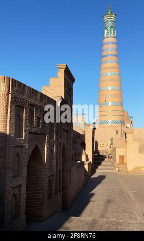 Iglom hoja (Islam Xoja) minaret à Itchan Kala (Ichon Qala) - Khiva (Chiva, Heva, Xiva, Chiwa, Khiveh) - province de Xorazm - Ouzbékistan - ville sur le si Banque D'Images