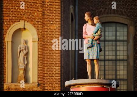 Sculpture 'Saeulenheilige Fremde' sur une colonne publicitaire devant l'église Saint-Lambertus, Allemagne, Rhénanie-du-Nord-Westphalie, Basse-Rhin, Düsseldorf Banque D'Images