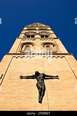 Tour de l'église Rochus avec figure du Christ, Allemagne, Rhénanie-du-Nord-Westphalie, Basse-Rhin, Düsseldorf Banque D'Images