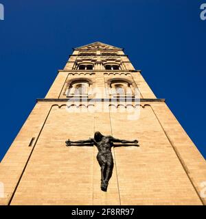 Tour de l'église Rochus avec figure du Christ, Allemagne, Rhénanie-du-Nord-Westphalie, Basse-Rhin, Düsseldorf Banque D'Images