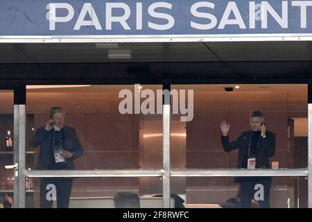 De gauche à droite : Oliver KAHN (président désigné du conseil d'administration de la FCB) et Herbert HAINER (président du FC Bayern Munich), tous deux au téléphone. Ligue des champions de football, quart de finale, Paris Saint-Germain (PSG) - FC Bayern Munich (M), le 13 avril 2021 à Paris/France. Â | utilisation dans le monde entier Banque D'Images