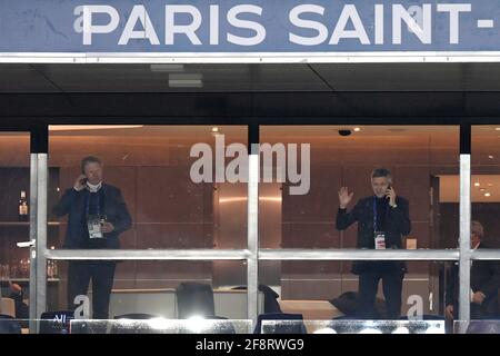 De gauche à droite : Oliver KAHN (président désigné du conseil d'administration de la FCB) et Herbert HAINER (président du FC Bayern Munich), tous deux au téléphone. Ligue des champions de football, quart de finale, Paris Saint-Germain (PSG) - FC Bayern Munich (M), le 13 avril 2021 à Paris/France. Â | utilisation dans le monde entier Banque D'Images