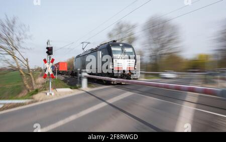 Sorsum, Allemagne. 15 avril 2021. Un train de marchandises passe un passage à niveau. Lors de la Conférence des ministres des Transports (VMK), les États fédéraux discutent de l'expansion rapide du transport ferroviaire avec le gouvernement fédéral. Credit: Julian Stratenschulte/dpa/Alay Live News Banque D'Images