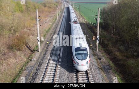 Sorsum, Allemagne. 15 avril 2021. Un train ICE Deutsche Bahn traverse la route ICE rénovée entre Hanovre et Göttingen, dans le quartier de Hildesheim. Lors de la Conférence des ministres des Transports (VMK), les États fédéraux discutent de l'expansion rapide du transport ferroviaire avec le gouvernement fédéral. Credit: Julian Stratenschulte/dpa/Alay Live News Banque D'Images