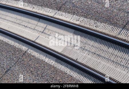 Sorsum, Allemagne. 15 avril 2021. Des rails se trouvent dans le lit de la voie sur la route de GLACE rénovée entre Hanovre et Göttingen. Lors de la Conférence des ministres des Transports (VMK), les États fédéraux discutent de l'expansion rapide du transport ferroviaire avec le gouvernement fédéral. Credit: Julian Stratenschulte/dpa/Alay Live News Banque D'Images