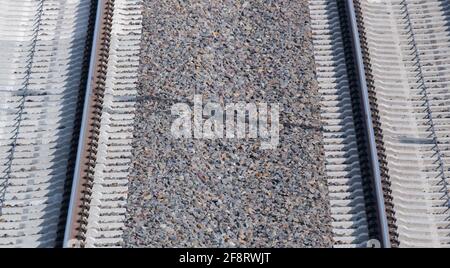 Sorsum, Allemagne. 15 avril 2021. Des rails se trouvent dans le lit de la voie sur la route de GLACE rénovée entre Hanovre et Göttingen. Lors de la Conférence des ministres des Transports (VMK), les États fédéraux discutent de l'expansion rapide du transport ferroviaire avec le gouvernement fédéral. Credit: Julian Stratenschulte/dpa/Alay Live News Banque D'Images