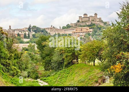 Vue lointaine sur la vieille ville de Spoleto, l'Ombrie, l'Italie et la Rocca Albornoziana Banque D'Images