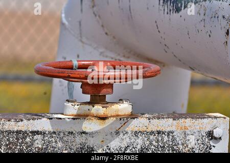 Une vanne de train rouge sur un système d'irrigation. Banque D'Images