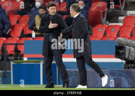 Paris, France. 13 avril 2021. De droite: Hans Dieter Flick (Hansi, entraîneur FC Bayern Munich) avec Mauricio POCHETTINO (entraîneur PSG), Ligue des champions de football, quart de finale de match de retour, Paris Saint Germain (PSG) - FC Bayern Munich (M), le 13 avril 2021 à Paris, France. Â | utilisation dans le monde crédit: dpa/Alay Live News Banque D'Images