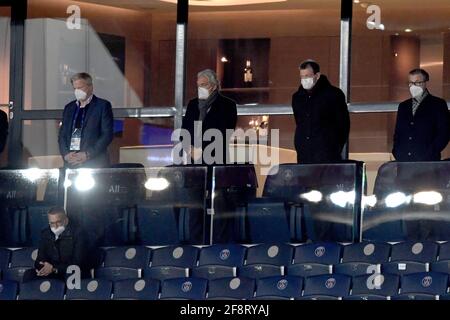 De gauche à droite : Oliver KAHN (président désigné de l'équipe de direction de la FCB), Joerg WACKER, Andreas JUNG, Jan Christian DREESEN (directeur général de la FCB) - membres de l'équipe de direction de la Ligue des champions de football de la Tribuene, quart de finale, Paris St. Germain (PSG) - FC Bayern Munich (M), le 13 avril 2021 à Paris/France. Â | utilisation dans le monde entier Banque D'Images