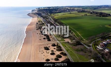 Vue aérienne le long de la côte du Kent vers Oldescaliers Bay Et Douvres Banque D'Images