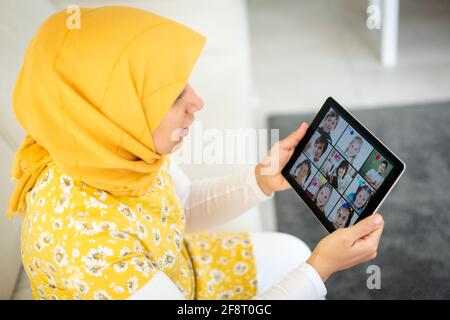 Enseignante arabe travaillant avec des enfants en ligne pendant une pandémie Banque D'Images