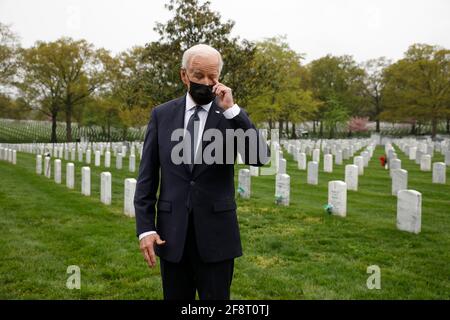 Le président des États-Unis Joe Biden visite la section 60 du cimetière national d'Arlington à Washington le 14 avril 2021 à la suite de son discours sur le retrait des troupes américaines d'Afghanistan.Credit: Yuri Gripas/Pool via CNP /MediaPunch Banque D'Images