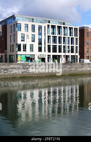 Réflexion de bâtiments dans la rivière Liffey de Dublin Banque D'Images