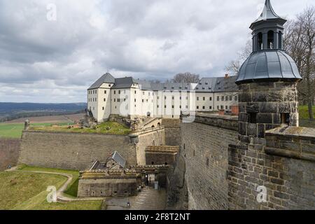 14 avril 2021, Saxe, Königstein : vue panoramique sur les murs de la forteresse Königstein avec le château de Georgenburg en Suisse saxonne. Photo: Robert Michael/dpa-Zentralbild/ZB Banque D'Images