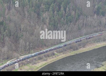 14 avril 2021, Saxe, Königstein: Un train de marchandises passe par Königstein sur la ligne de chemin de fer le long de l'Elbe. Photo: Robert Michael/dpa-Zentralbild/ZB Banque D'Images