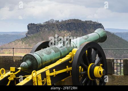 14 avril 2021, Saxe, Königstein : un canon est exposé au soleil à la forteresse de Königstein en Suisse saxonne, avec le Lilienstein en arrière-plan. Les portes de la forteresse historique sont ouvertes aux visiteurs depuis le 12 avril après plus de cinq mois de fermeture due à la couronne. Photo: Robert Michael/dpa-Zentralbild/ZB Banque D'Images