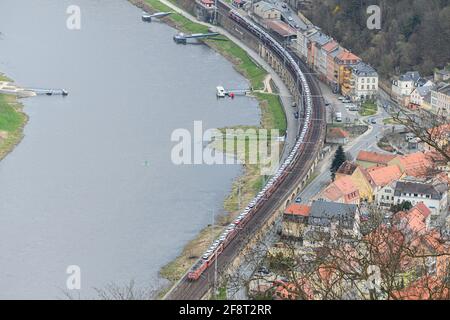 14 avril 2021, Saxe, Königstein: Un train de marchandises passe par Königstein sur la ligne de chemin de fer le long de l'Elbe. Photo: Robert Michael/dpa-Zentralbild/ZB Banque D'Images