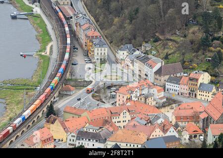 14 avril 2021, Saxe, Königstein: Un train de marchandises passe par Königstein sur la ligne de chemin de fer le long de l'Elbe. Photo: Robert Michael/dpa-Zentralbild/ZB Banque D'Images