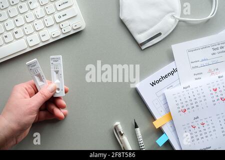 Retour à l'école ou à l'université avec des tests de coronavirus express. Deux tests rapides d'antigène covid, calendrier avec dates marquées, masque pp2, calendrier scolaire Banque D'Images