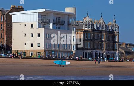 Portobello, Édimbourg, Écosse, météo britannique. 15 avril 2021. Départ tranquille et ensoleillé au bord de la mer de Portobello. Banque D'Images