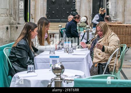 BANK LONDON, ROYAUME-UNI. 15 avril 2021. Les gens sont servis de la nourriture et des boissons à Fortnum et Mason, dans le quartier financier de Bank, où ils peuvent dîner en plein air suite à l'assouplissement des restrictions de verrouillage du gouvernement britannique qui ont permis à des entreprises non essentielles de rouvrir depuis le lundi 12 avril. Credit: amer ghazzal / Alamy Live News Banque D'Images