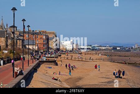 Portobello, Édimbourg, Écosse, météo britannique. 15 avril 2021. Petit déjeuner ensoleillé au bord de la mer de Portobello. Banque D'Images