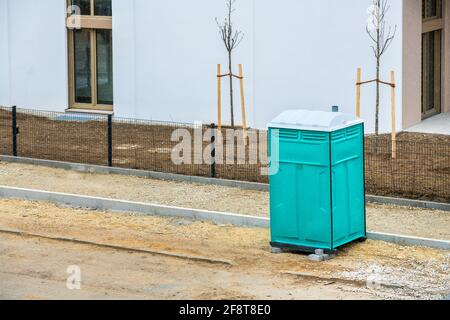 louez une toilette mobile pour les ouvriers de la construction. Service d'un fournisseur régional et d'une société de services. copyspace Banque D'Images