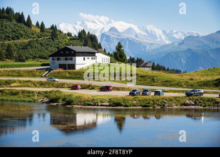 AVION DE JOUX, FRANCE - 21 AOÛT 2020 : col de montagne du lac de Joux avec vue sur le sommet du Mont blanc. Alpes françaises dans la région de Morzine, haute-Savoie, Banque D'Images