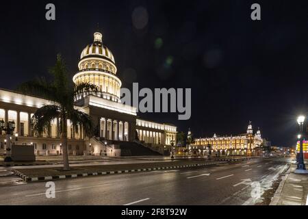 Bâtiment de la capitale nationale (El Capitolio) la nuit à la Havane, Cuba. Banque D'Images