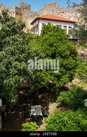 Alanya, Turquie. 7 avril 2021 une table vide dans un café de jardin à l'intérieur de l'ancien château des murs de la Tour Rouge d'Alanya, près du port méditerranéen, Turquie Banque D'Images