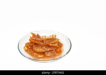 Khimchee sur une plaque de verre sur fond blanc Banque D'Images