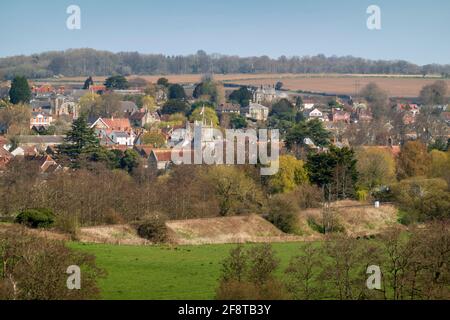 Vue au printemps matin soleil sur le village de Tisbury, Cranborne Chase AONB, Wiltshire, Angleterre, Royaume-Uni, Europe Banque D'Images