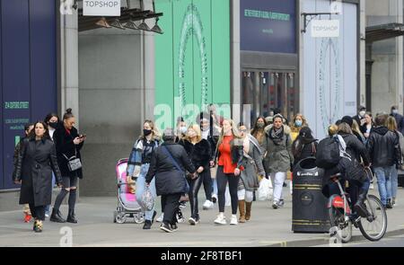 Londres, Angleterre, Royaume-Uni. Les acheteurs à Oxford Street peu après la détente du confinement de COVID, avril 2021 Banque D'Images