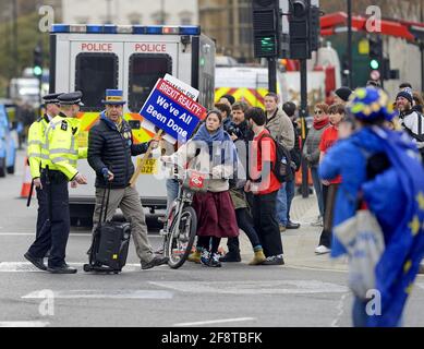 Londres, Angleterre, Royaume-Uni. Steve Bray, militant anti-Brexit (SODEM - mouvement européen de défiance) avec la police sur la place du Parlement, octobre 2020 Banque D'Images