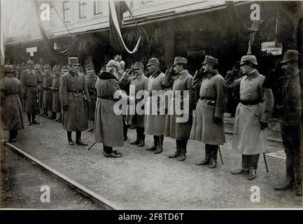 Le roi de Bavière ; Ludwig III., visite du Commando du Groupe Heeres à Sighişoara (Schässburg, Segesvar), 7.11.1916 Archiduke Karl fut à partir de juin 1916, commandant supérieur d'une sous-section du Front oriental et commanda plusieurs armées entre Brody et les Carpates. Dans le cadre de ce commandant, Archduke Karl a inspecté ses unités associées. Banque D'Images