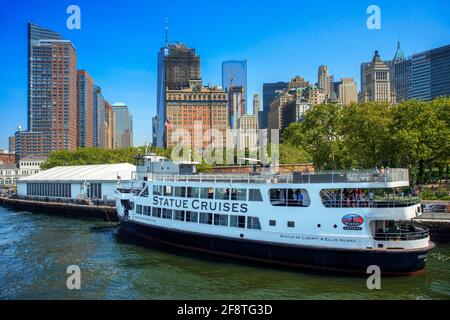 Un bateau avec touriste à la Statue de la liberté, New York. Statue Cruises navire Miss Ellis Island qui emmène les touristes à l'île de Libery et Ellis est Banque D'Images