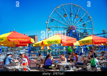 Le restaurant pour hot dogs DE NATHAN et le parc d'attractions Deno's Wonder Wheel Coney Island Luna Beach Boardwalk Brooklyn New York. Nathans depuis 1916, Prom Banque D'Images