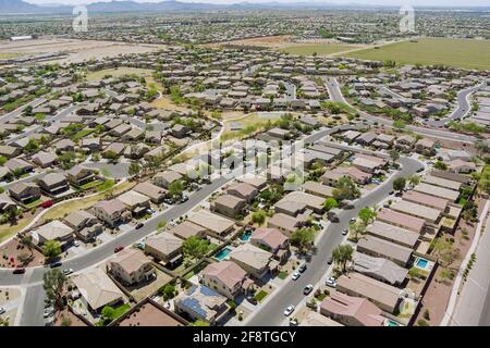 Vue aérienne de la petite ville sur la zone résidentielle du désert D'un quartier avec la ville d'Avondale Arizona US Banque D'Images
